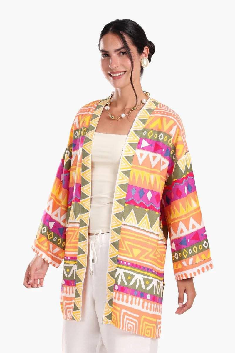 كيمونو ملون بنقشات بوهيمية – إطلالة مرحة ومبهجة للصيف