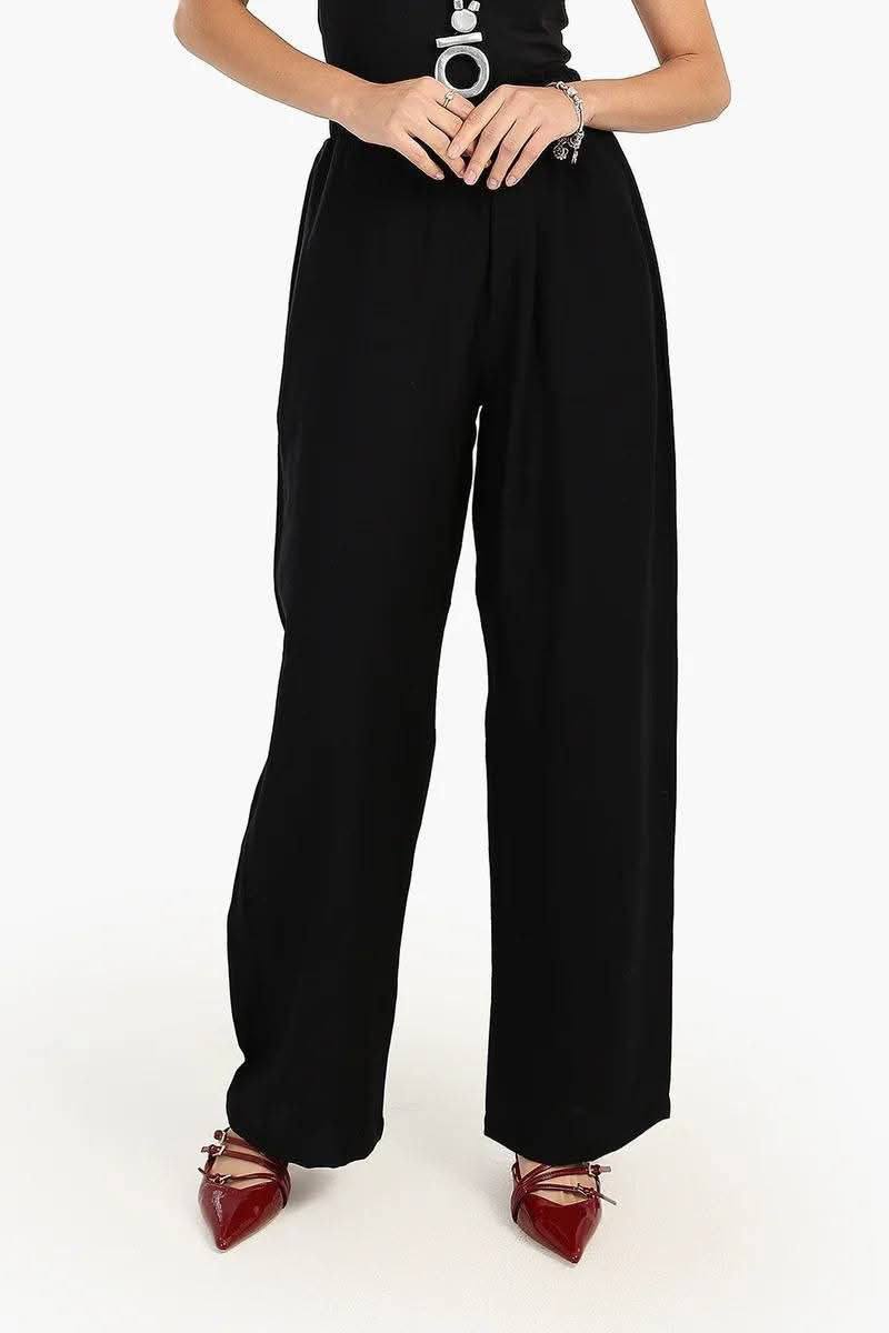 بنطلون أسود واسع بخامة انسيابية – ستايل مريح يناسب كل الإطلالات