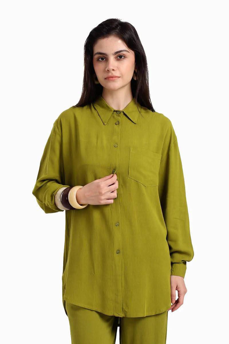 قميص أخضر زيتي - اللمسة الهادية اللي تكمّل ستايلك بكل أناقة