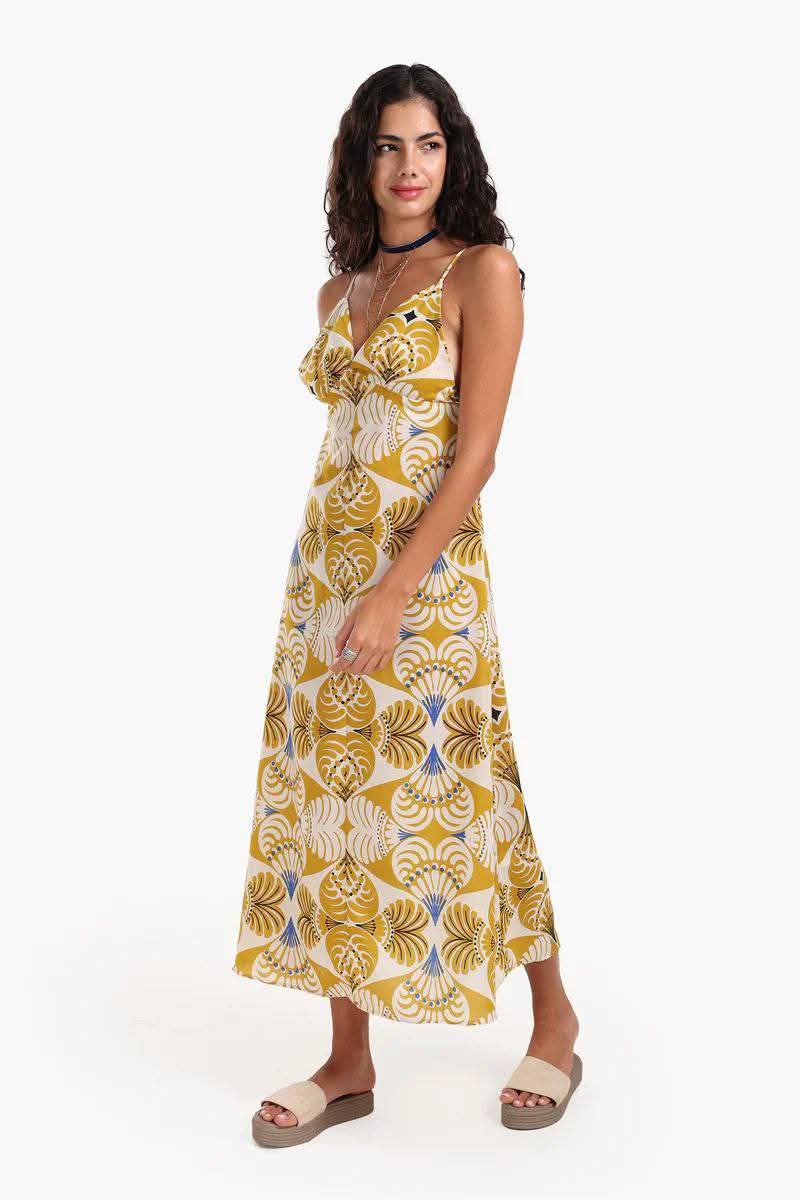 فستان صيفي عملي بنقشة مُبهجة - لوك خفيف ومفعم بالحيوية